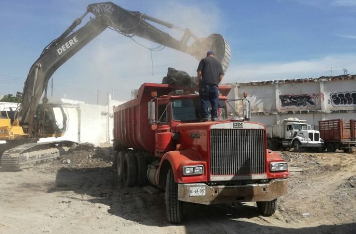 Ejecutan demolición para edificar torre mixta