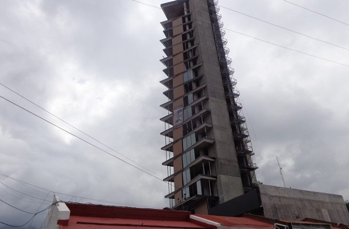 Arriba a fase de acabados torre múltiple de 20 niveles