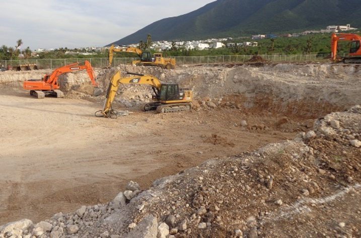 Realizan excavación para edificar agencia en Leones