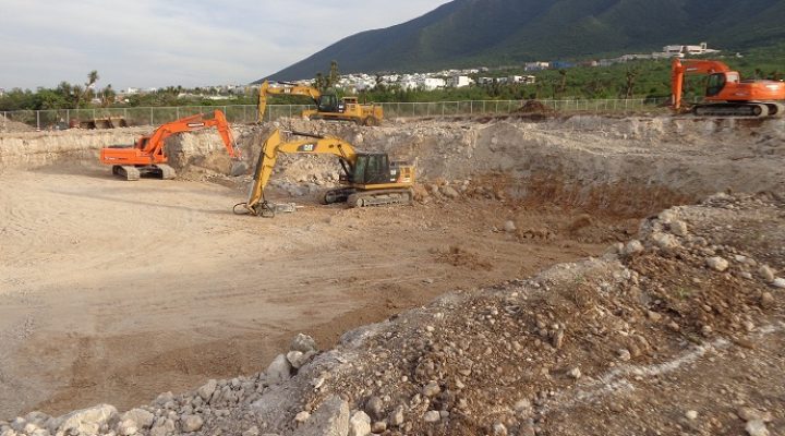 Realizan excavación para edificar agencia en Leones