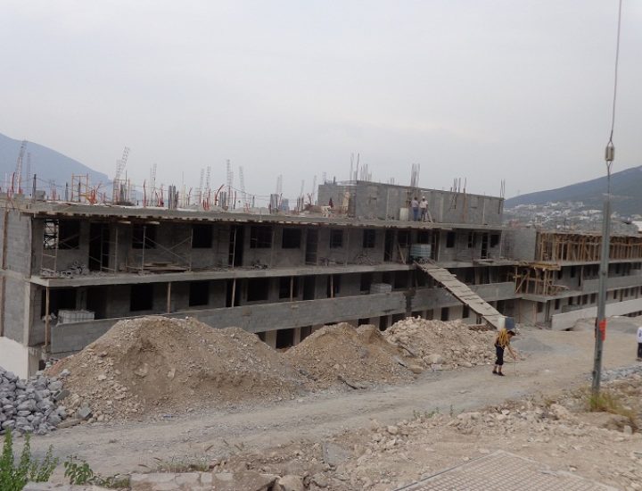 Edifican tercer nivel de departamentos en La Huasteca