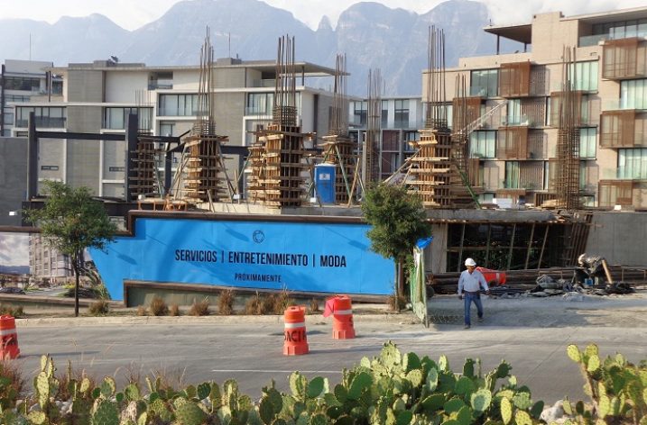 Construyen torre de oficinas dentro de Vía Cordillera
