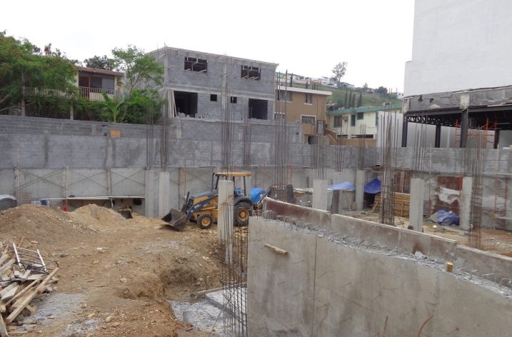 Construyen sótanos de edificio comercial en Garza Sada