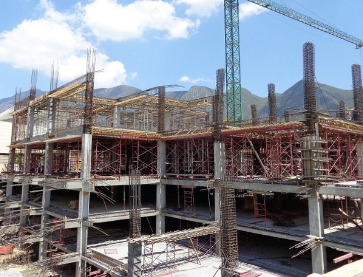 Crece estructura de centro comercial en Valle Alto