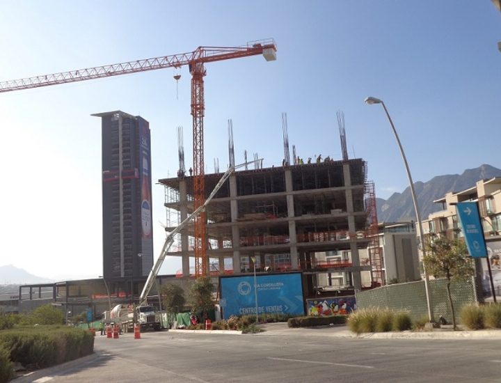 Construyen plaza con oficinas en Valle Poniente