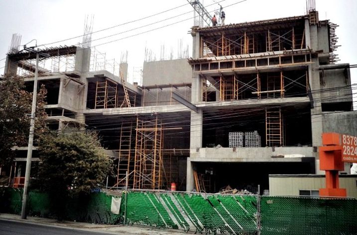Avanza construcción de ‘street mall’ en Av. Vasconcelos