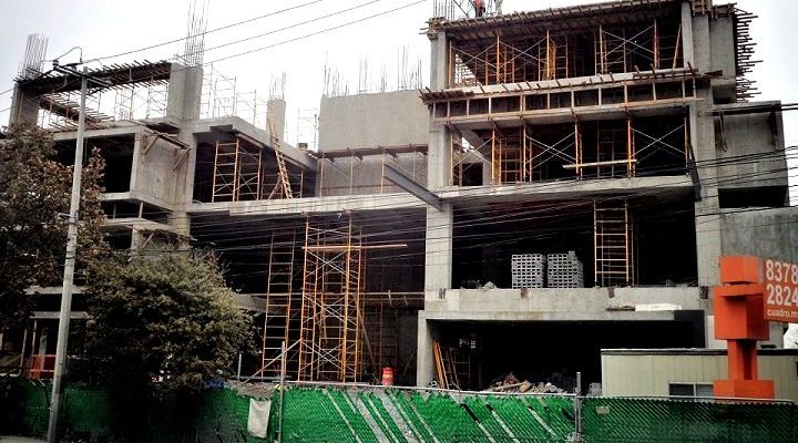 Avanza construcción de ‘street mall’ en Av. Vasconcelos