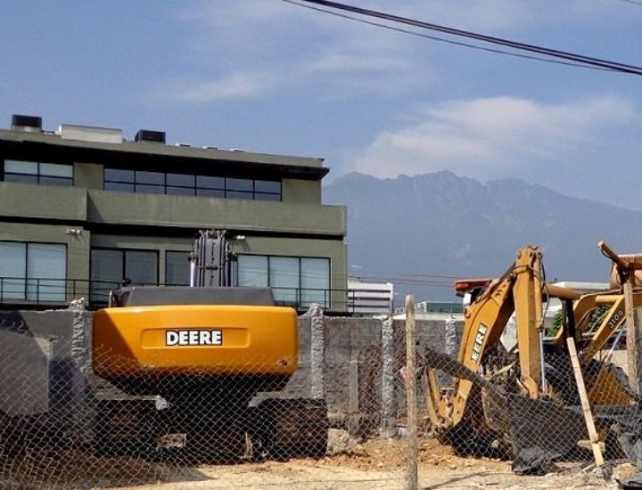 Derriban casa en San Pedro; levantarán edificio de 2 mil m2
