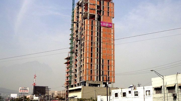 Levantan nueva sección de torre de ‘depas’ en Av. Madero