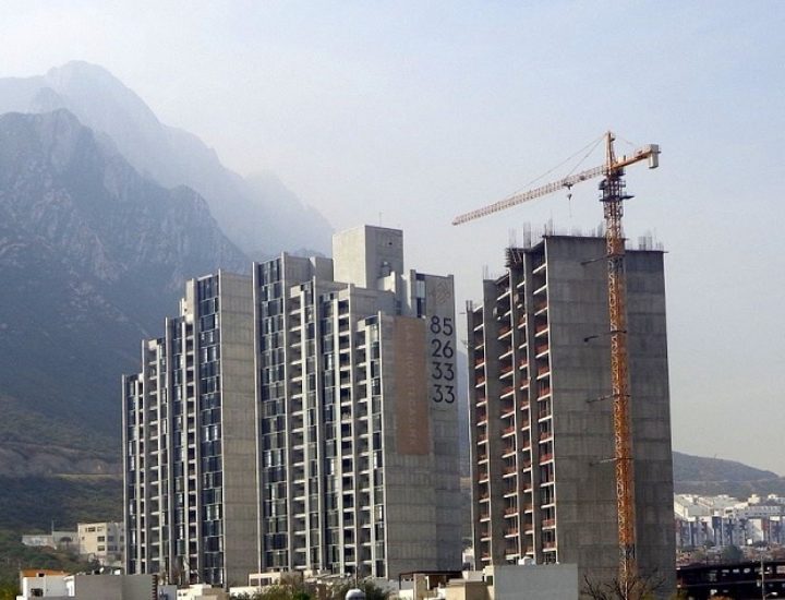 Construyen últimos niveles de edificio en Valle Poniente