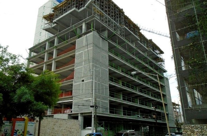 Culminan 7 niveles de estacionamiento de torre;  inician pisos de oficinas
