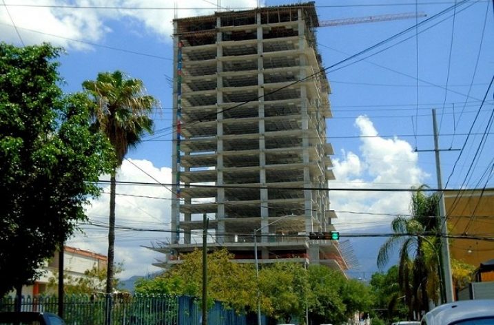 Edifican niveles superiores de torre en zona Centro