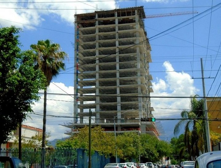 Edifican niveles superiores de torre en zona Centro