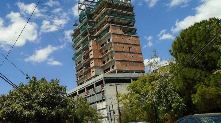Torre corporativa de MACH Construye, cerca de alcanzar su cúspide