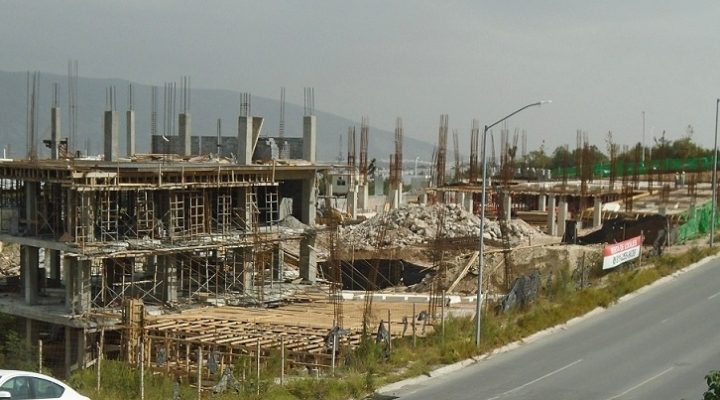 Emerge estructura de plaza comercial en Av. Leones