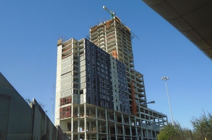 Instalan fachada de complejo mixto en Av. Fundidora