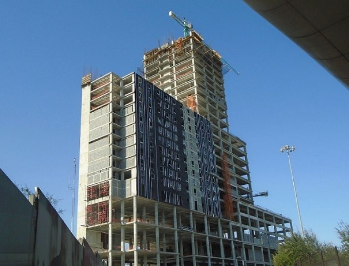 Instalan fachada de complejo mixto en Av. Fundidora