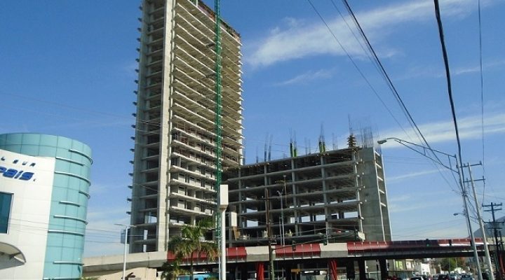 Alcanza altura final edificio multiusos en Distrito Tec