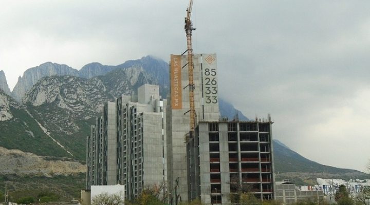 Llega a nivel 9 (de 22) edificio departamental en Valle Poniente