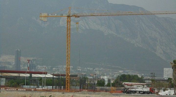 Alcanza nivel de suelo construcción de torre en Santa Catarina