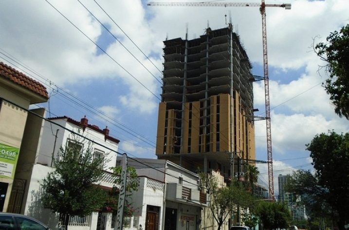 Edifican últimos niveles de torre en Distrito Alameda