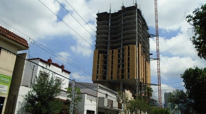 Edifican últimos niveles de torre en Distrito Alameda