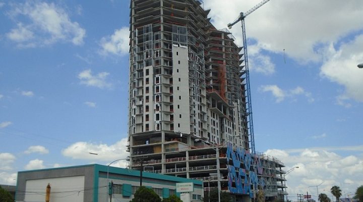Instalan fachada de conjunto de ‘depas’ en Centro regio