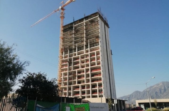 Construyen últimos niveles de torre de ‘depas’ en Santa Catarina