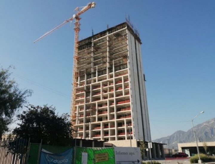 Construyen últimos niveles de torre de ‘depas’ en Santa Catarina