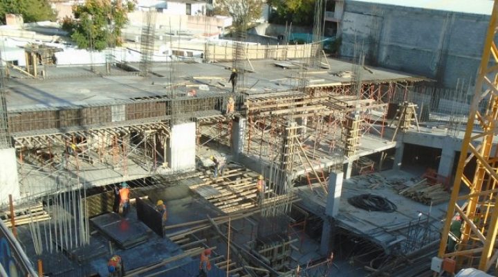 Emerge estructura de torre de uso múltiple en zona Contry