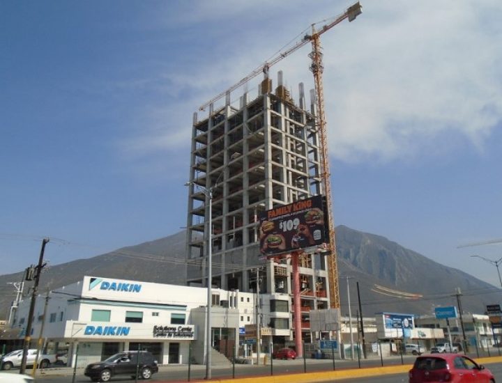 Edifican niveles superiores de condominio en Av. Garza Sada