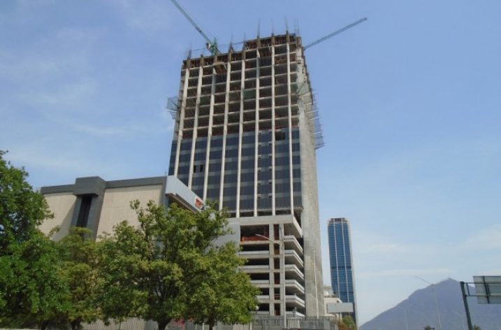 Levantan últimos niveles de torre mixta con hotel en MTY