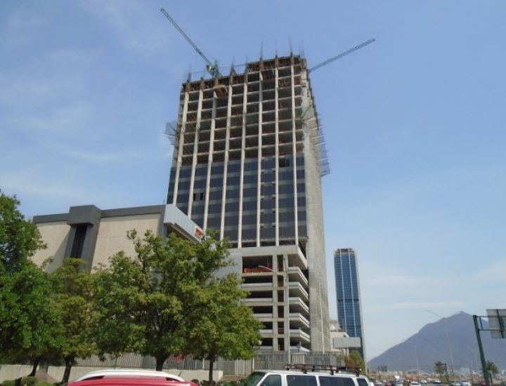 Levantan últimos niveles de torre mixta con hotel en MTY