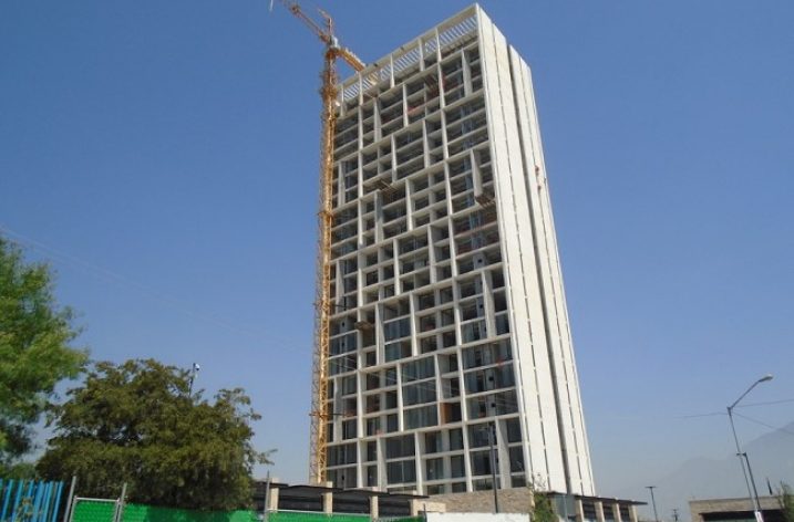 Finaliza estructura de torre de vivienda en SC; planean nueva fase