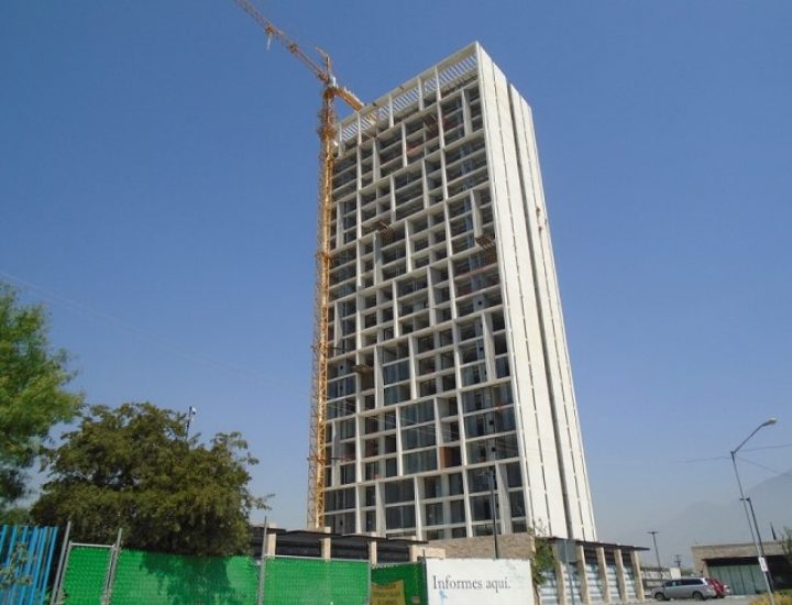 Finaliza estructura de torre de vivienda en SC; planean nueva fase