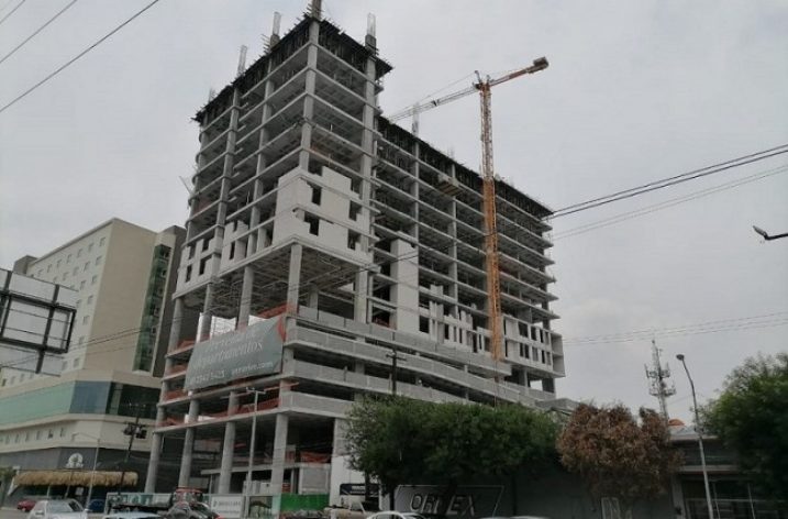 Levantan últimos niveles de torre de uso mixto en Fundidora