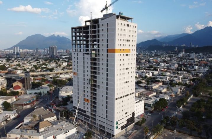 Culmina fase estructural de torre habitacional de 27 niveles