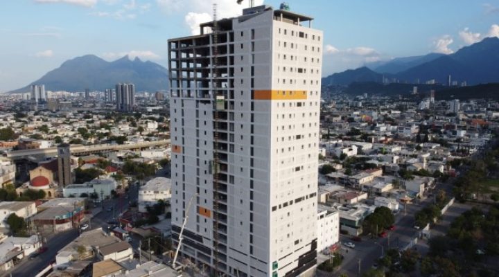 Culmina fase estructural de torre habitacional de 27 niveles