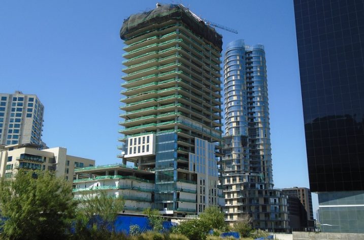 Alcanza recta final estructura de torre habitacional de lujo en DVC