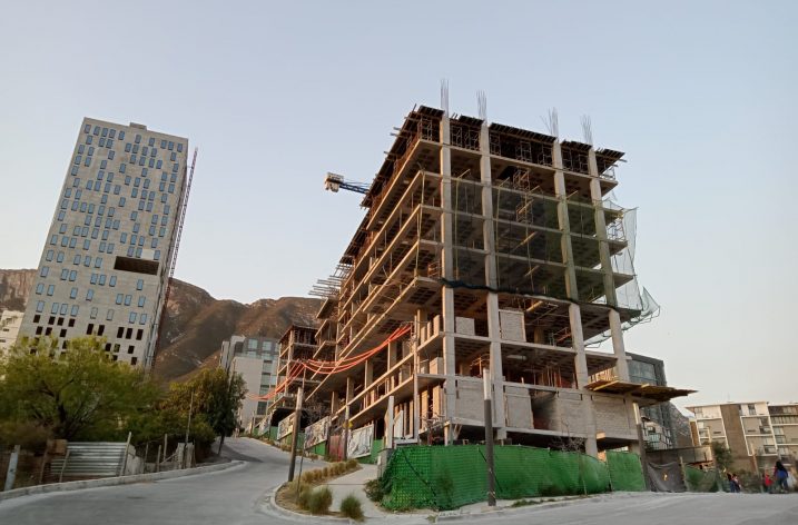 Levantan niveles superiores de edificio residencial en Valle Poniente