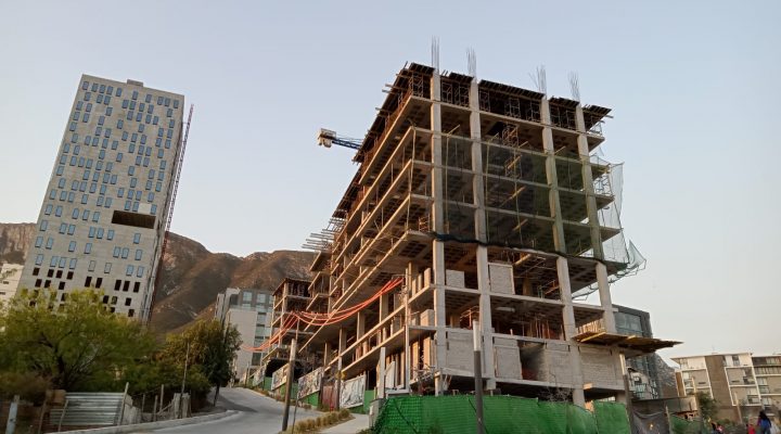 Levantan niveles superiores de edificio residencial en Valle Poniente