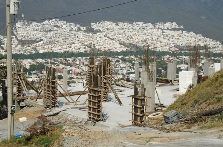 Se asoman primeras columnas de torre en Satélite