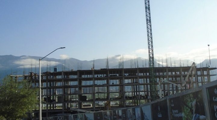 Despunta torre de uso residencial en la zona de El Huajuco