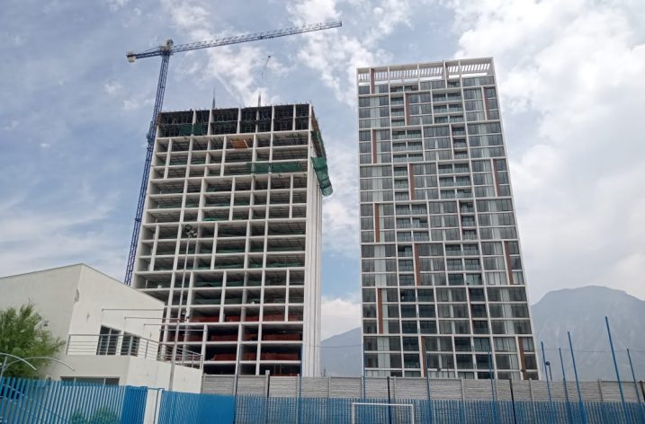 Levantan últimos niveles de torre habitacional en Santa Catarina