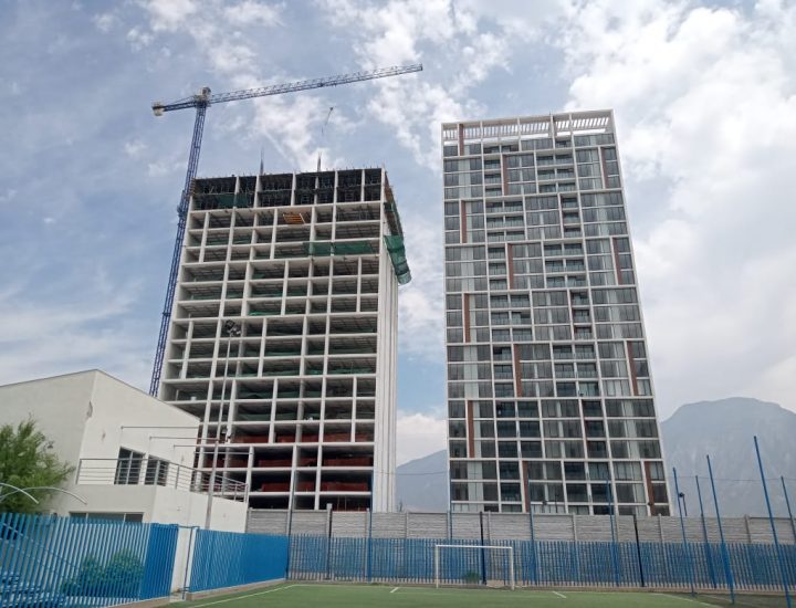 Levantan últimos niveles de torre habitacional en Santa Catarina