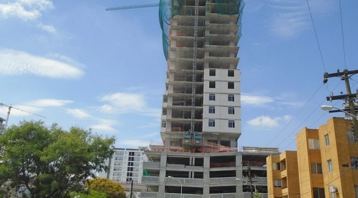 Erigen últimos niveles de torre de uso mixto en Santa Lucía