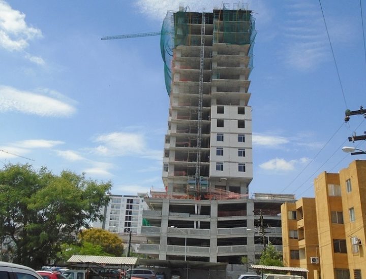 Erigen últimos niveles de torre de uso mixto en Santa Lucía