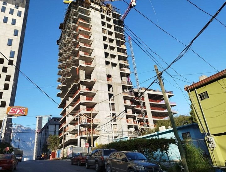Supera el 50 por ciento fase estructural de torre en La Huasteca