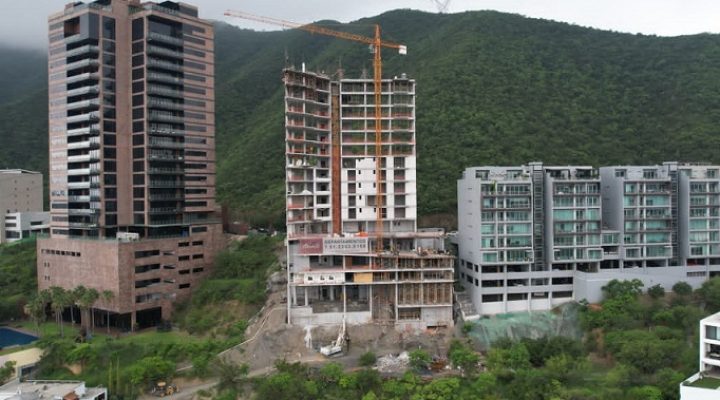 Estructura de torre de lujo en Valle Oriente: 65% completada y en ascenso
