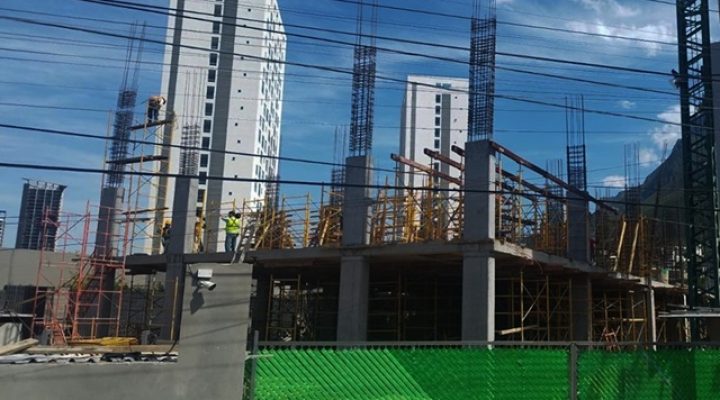 Emprende ascenso nueva torre de vivienda en Valle Poniente